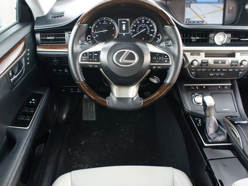Used 2016 Lexus ES 350 w/ Navigation System Package image 5