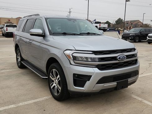 Used 2022 Ford Expedition XLT image 4
