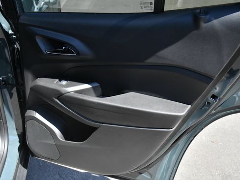 Used 2025 Chevrolet Trax LT FWD image 40