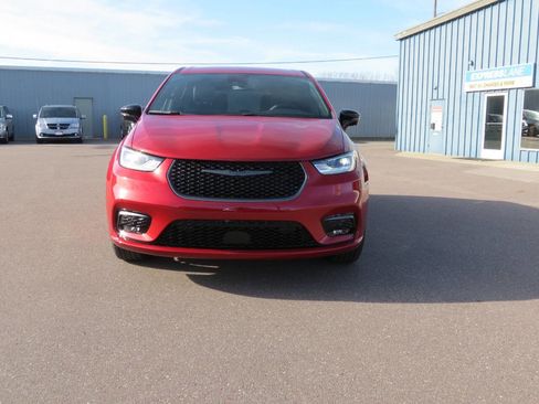 New 2026 Chrysler Pacifica Select image 4