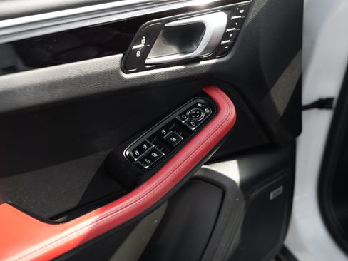 Used 2019 Porsche Macan AWD/4WD image 19