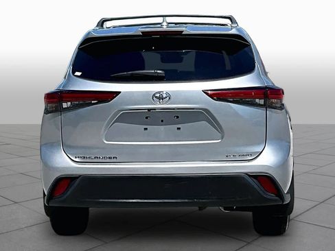 Used 2023 Toyota Highlander XLE AWD/4WD image 5