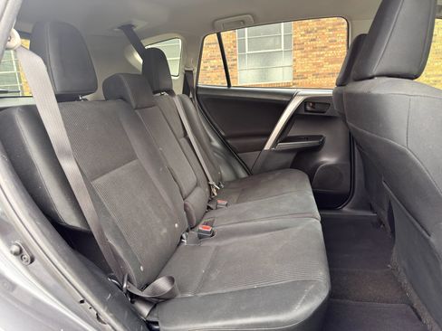 Used 2018 Toyota RAV4 LE FWD image 18