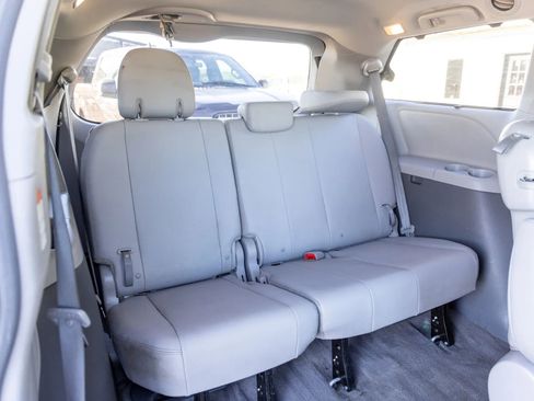 Used 2018 Toyota Sienna XLE image 16