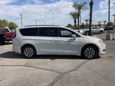 Used 2020 Chrysler Pacifica Limited w/ Advanced Safetytec Group FWD image 6
