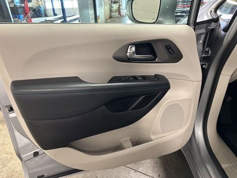 Used 2021 Chrysler Pacifica Touring-L image 9