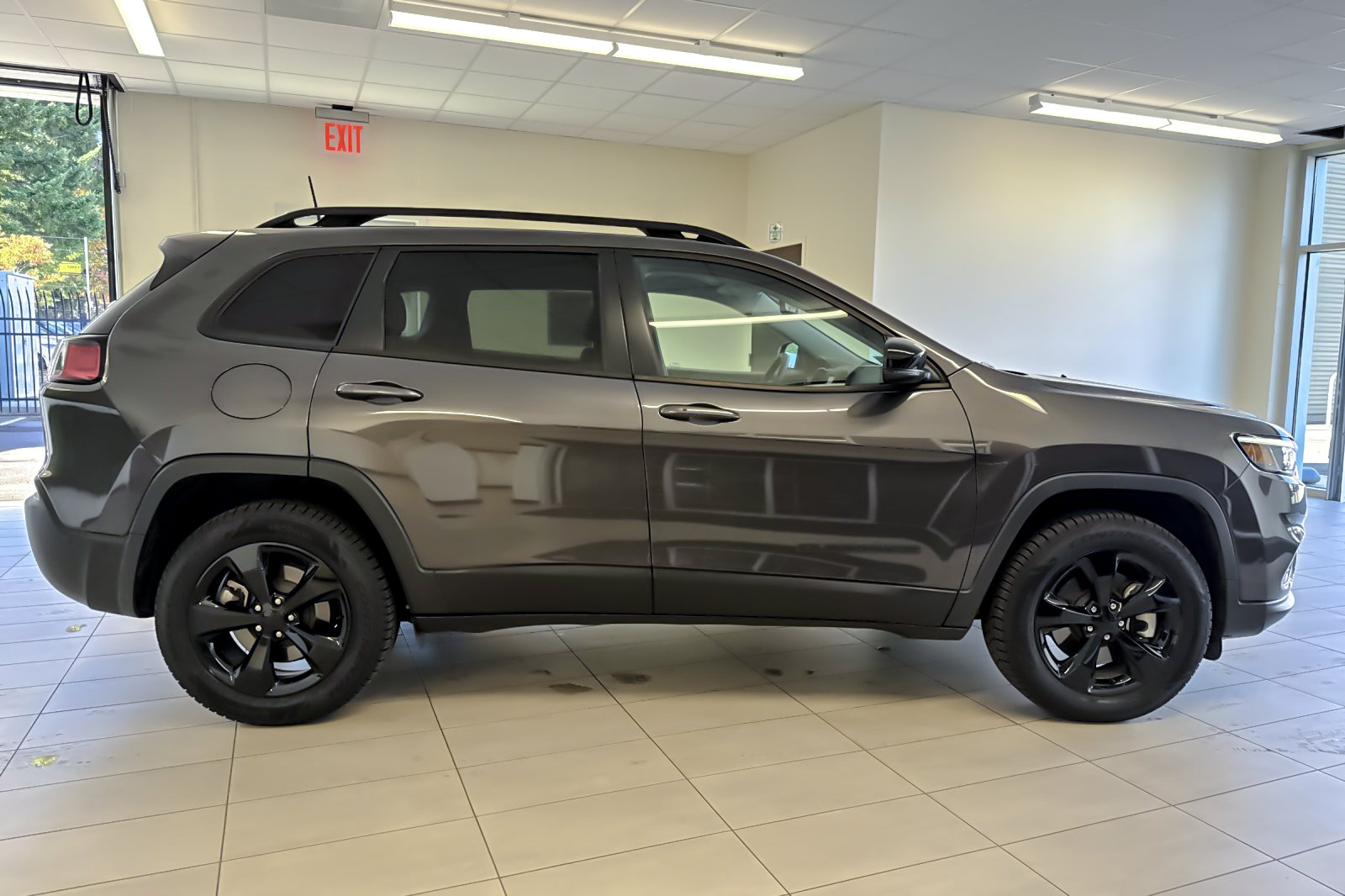 Used 2023 Jeep Cherokee Altitude Lux AWD/4WD image 3