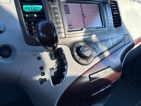 Used 2012 Toyota Sienna XLE image 30