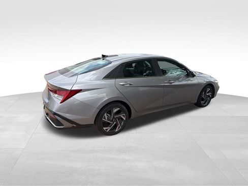 Used 2025 Hyundai Elantra SEL FWD image 12