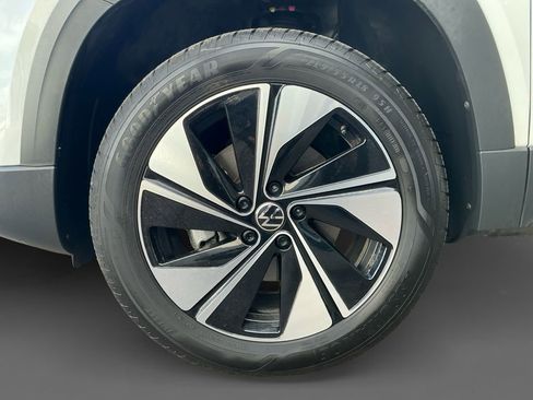 Certified 2025 Volkswagen Taos SE w/ Panoramic Sunroof Package image 14