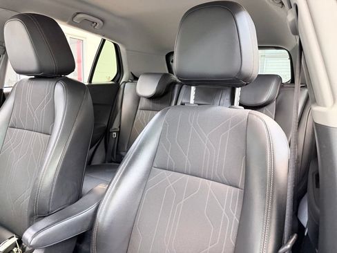 Used 2020 Chevrolet Trax LT w/ LT Convenience Package FWD image 13