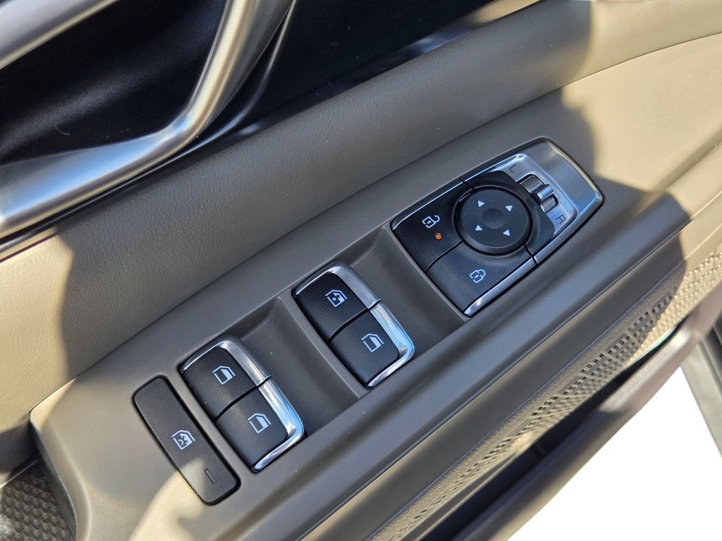 Certified 2025 Kia Carnival FWD image 15