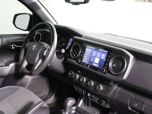 Used 2020 Toyota Tacoma TRD Sport w/ Technology Package AWD/4WD image 18