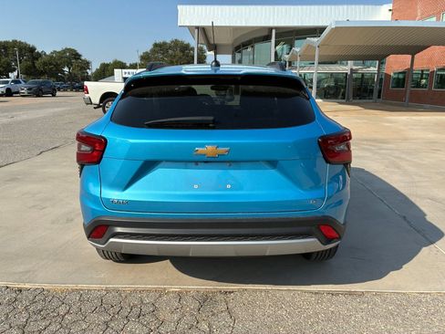Used 2025 Chevrolet Trax LT FWD image 9