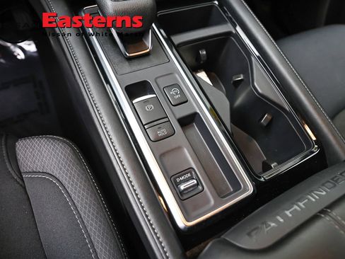 Used 2025 Nissan Pathfinder SV FWD image 20