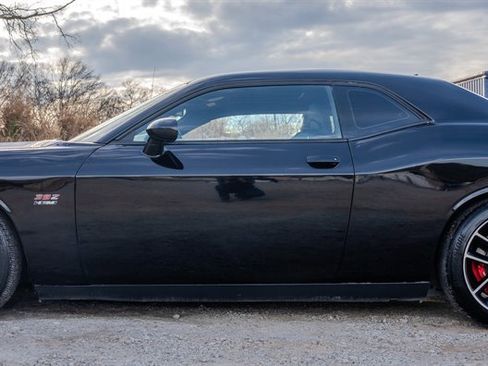 Used 2016 Dodge Challenger SRT w/ Technology Group image 2