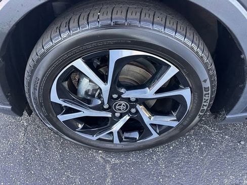 Used 2022 Toyota C-HR XLE image 17