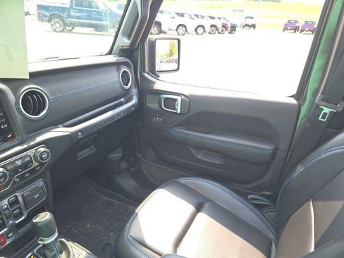 Used 2022 Jeep Wrangler Unlimited Rubicon 4xe w/ Cold Weather Group AWD/4WD image 25