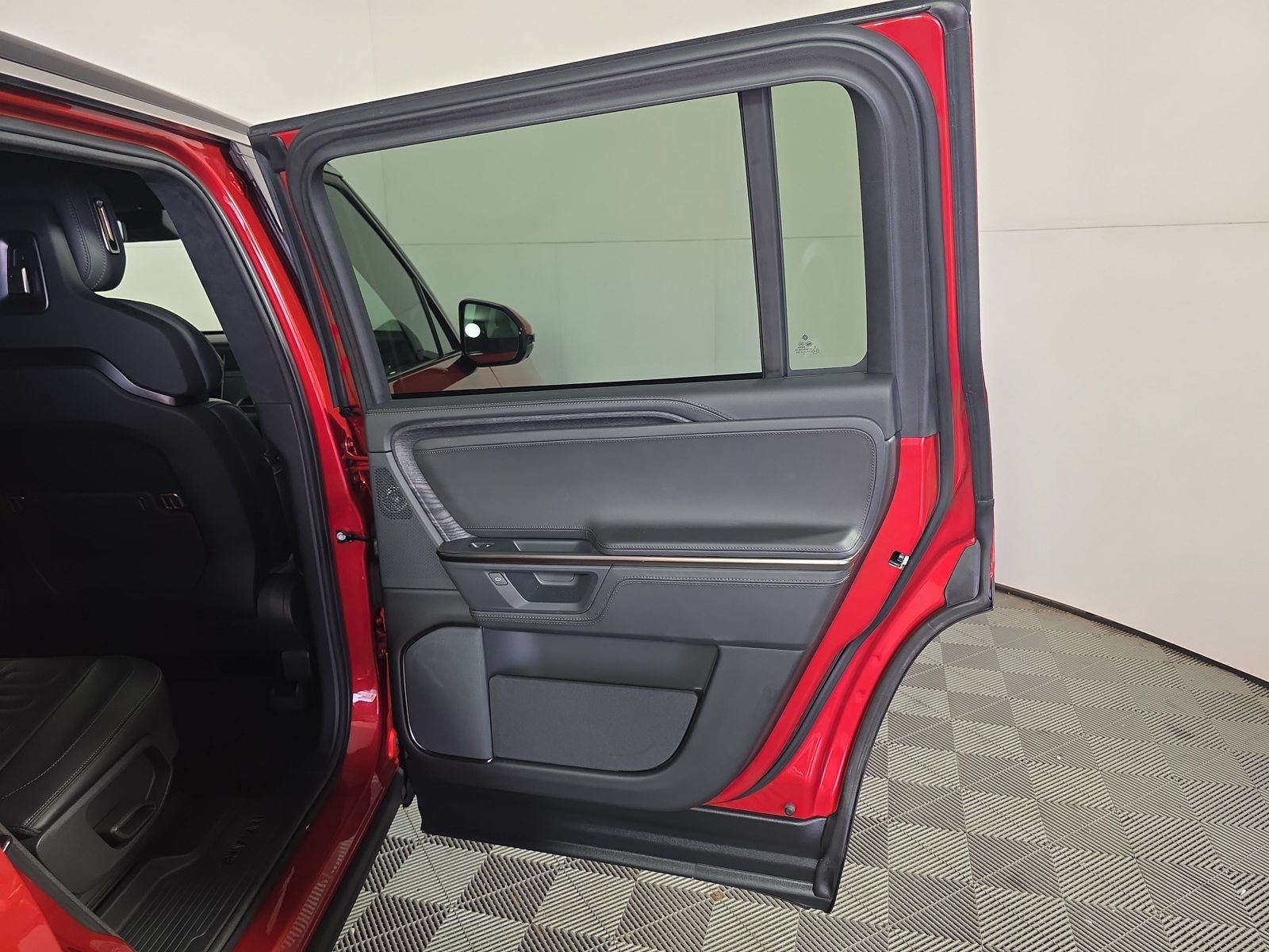 Used 2025 Rivian R1S Adventure Dual AWD/4WD image 19