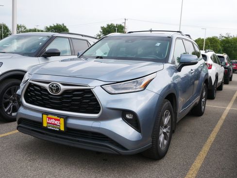 Used 2021 Toyota Highlander XLE AWD/4WD image 3