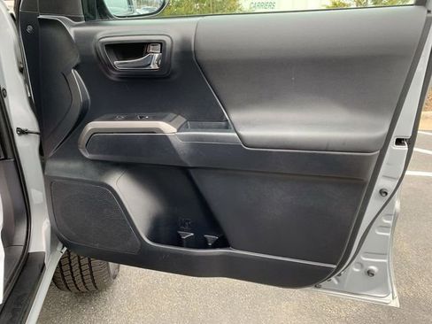 Used 2018 Toyota Tacoma TRD Sport image 13