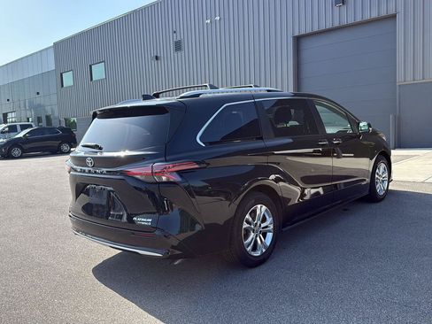 Used 2021 Toyota Sienna Platinum AWD/4WD image 3