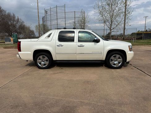 Used 2011 Chevrolet Avalanche LTZ image 22