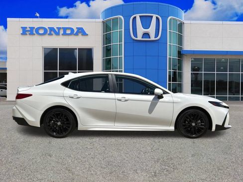 Used 2025 Toyota Camry SE FWD image 2
