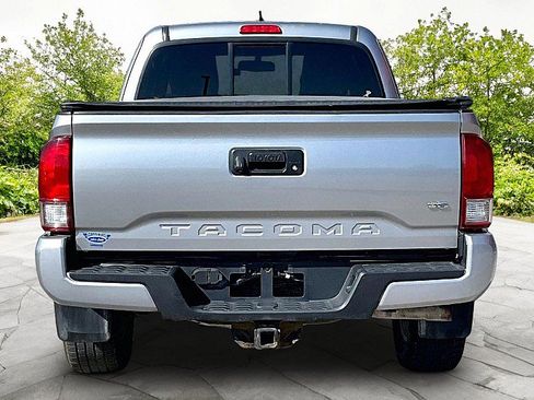 Used 2017 Toyota Tacoma TRD Sport w/ Tow Package (A/T) image 5