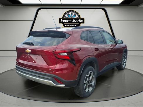 Used 2025 Chevrolet Trax LT FWD image 4