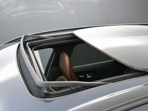 Used 2022 Volvo XC60 B5 Momentum w/ Climate Package image 11