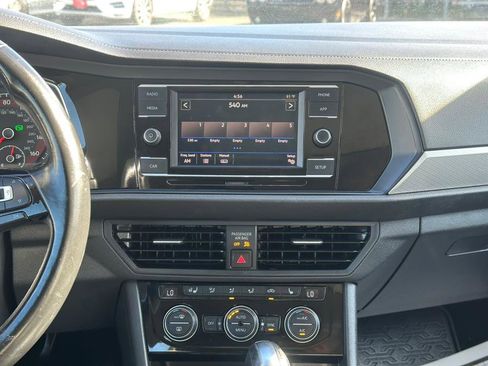 Used 2019 Volkswagen Jetta SE w/ Cold Weather Package FWD image 20