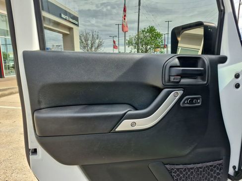 Used 2018 Jeep Wrangler Unlimited Sahara AWD/4WD image 12