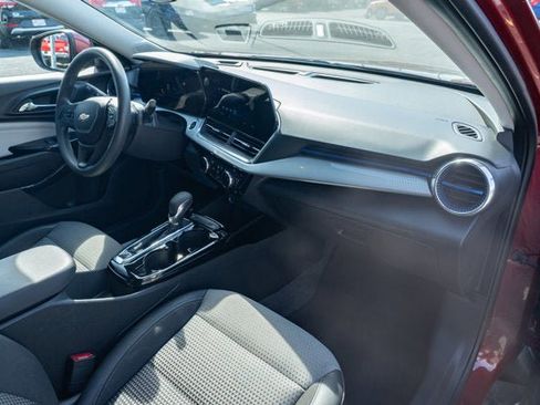 Used 2025 Chevrolet Trax LT FWD image 37