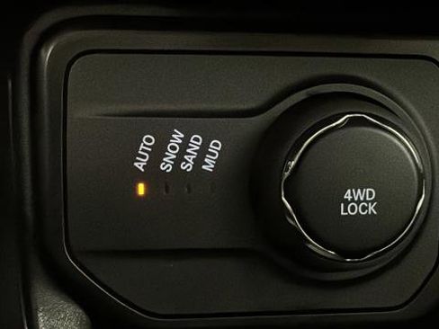 Used 2023 Jeep Renegade Latitude w/ Sun & Fun Group AWD/4WD image 37