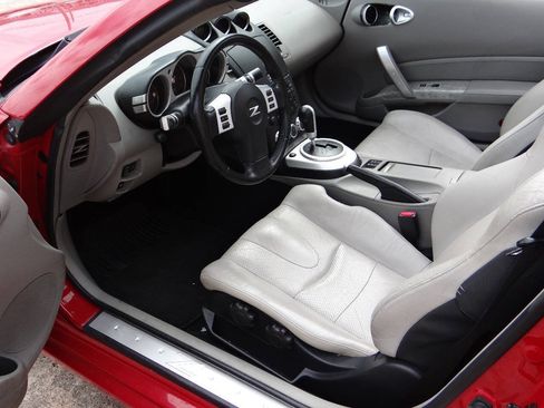 Used 2007 Nissan 350Z Touring RWD image 10