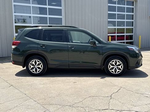 Used 2024 Subaru Forester Premium AWD/4WD image 2