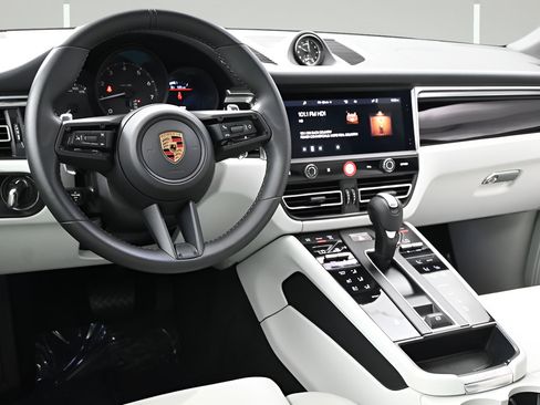 Certified 2024 Porsche Macan AWD/4WD image 8