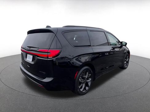 Used 2025 Chrysler Pacifica Limited image 14