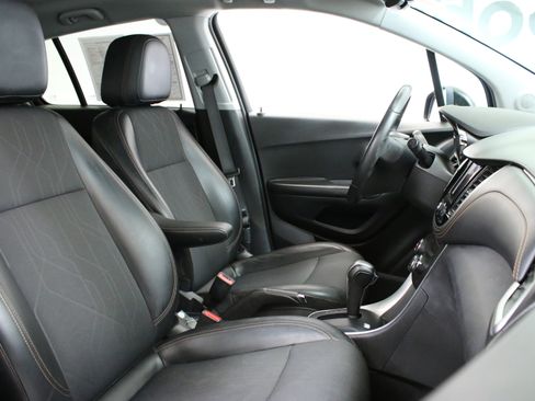 Used 2022 Chevrolet Trax LT w/ Midnight Edition image 30