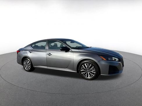 Used 2025 Nissan Altima 2.5 SV image 2