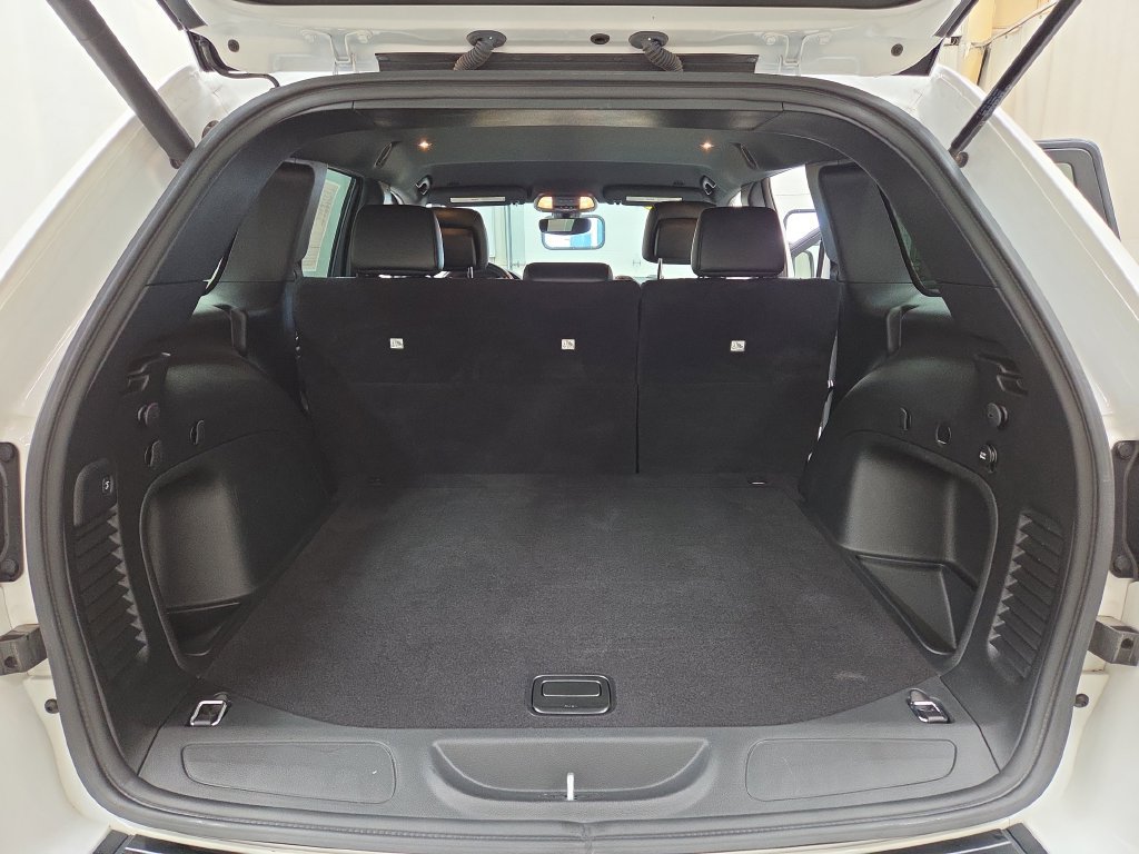 Used 2022 Jeep Grand Cherokee Laredo X AWD/4WD image 9