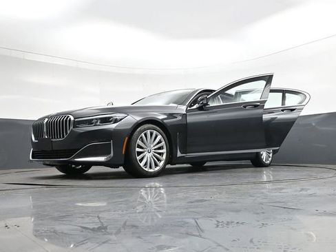 Used 2022 BMW 740i w/ Premium Package image 43