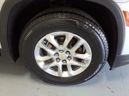 Used 2022 Chevrolet Traverse LS FWD image 9