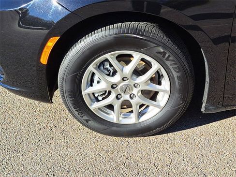 Used 2024 Chrysler Pacifica Touring-L image 9