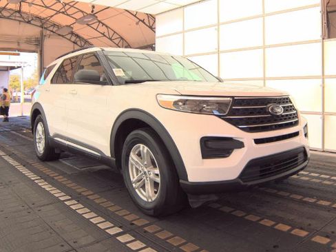 Used 2023 Ford Explorer XLT RWD image 3