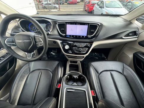 Used 2024 Chrysler Pacifica Touring-L image 15