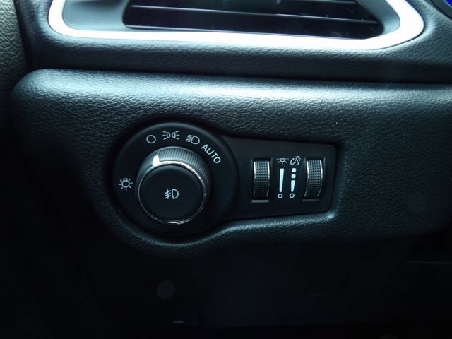 Used 2025 Chrysler Pacifica Select FWD image 28