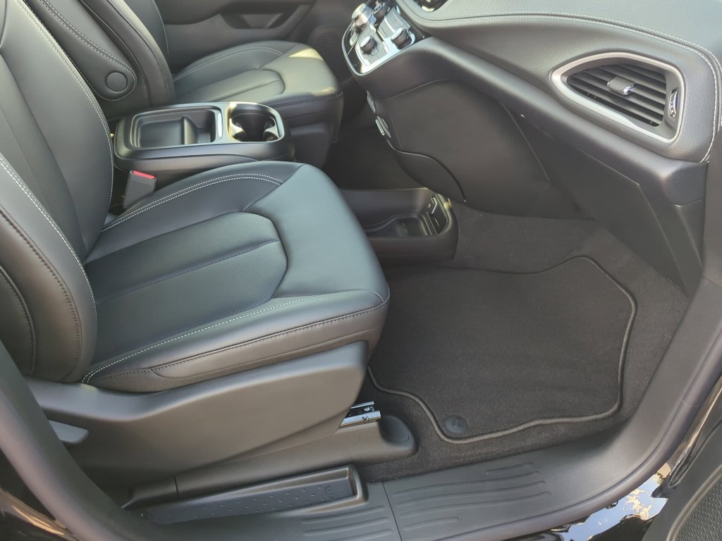 New 2027 Chrysler Pacifica Select AWD/4WD image 47