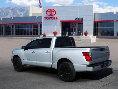 Used 2018 Nissan Titan SV w/ SV Convenience Package image 5